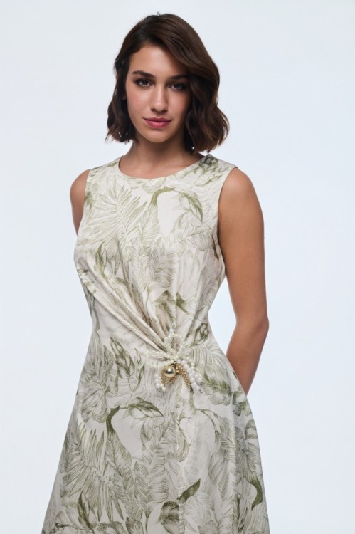 Φόρεμα αμάνικο με αξεσουάρ στην μέση 