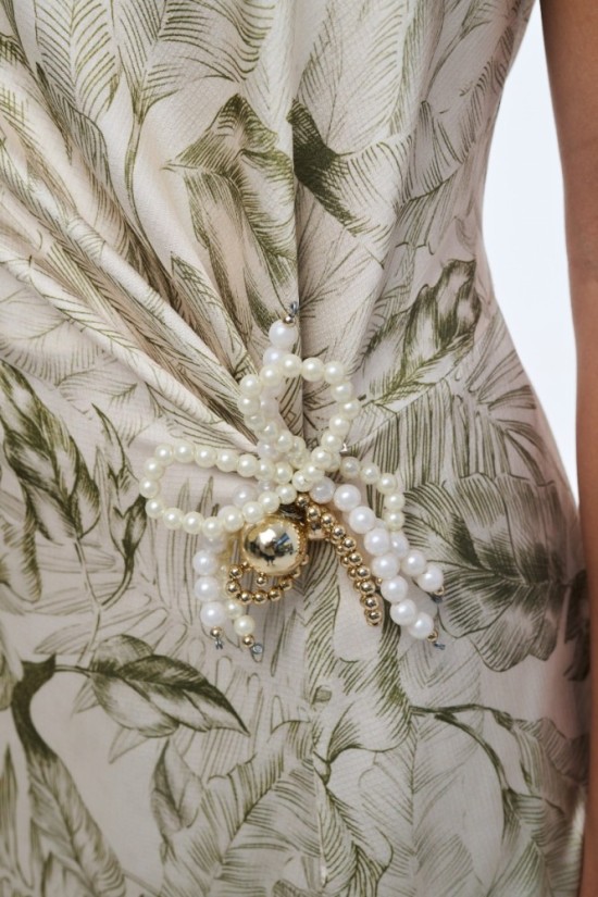 Φόρεμα αμάνικο με αξεσουάρ στην μέση 