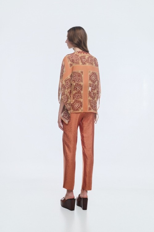 Μπλούζα εμπριμέ με μύτες 