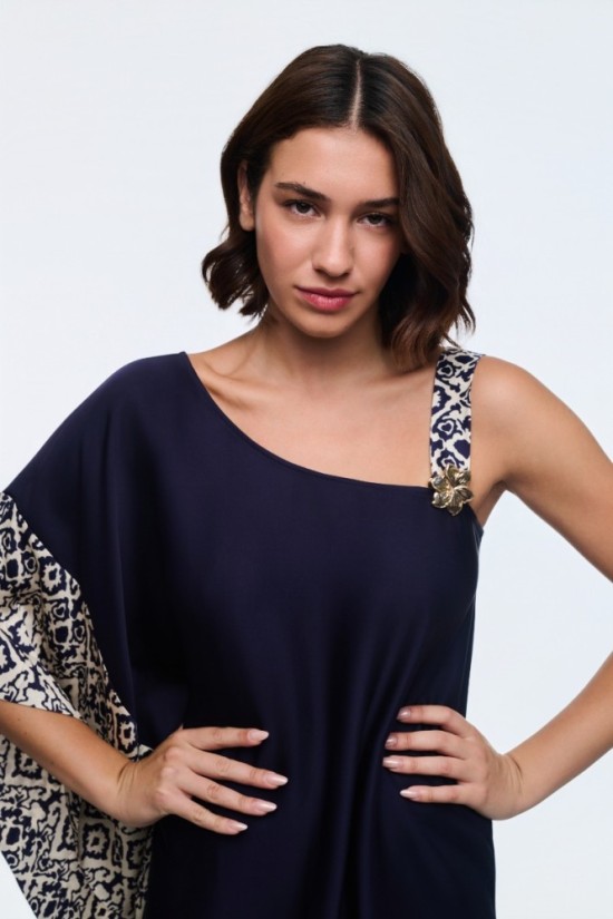 Φόρεμα με έναν ώμο και χρυσό αξεσουάρ 