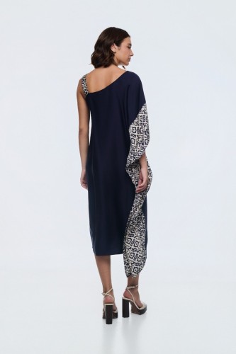 Φόρεμα με έναν ώμο και χρυσό αξεσουάρ 